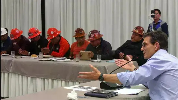 Presidente Paz en la reunión con la COB