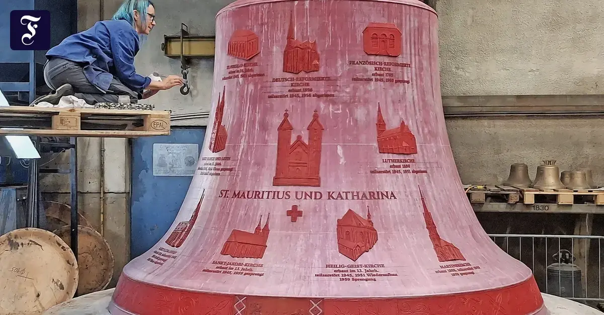 La decoración de la campana se modela en cera y se coloca en la campana falsa, un modelo para la fundición posterior.