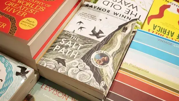 Portada del libro 'The Salt Path' de Raynor Winn, en el centro de un escándalo por su veracidad.