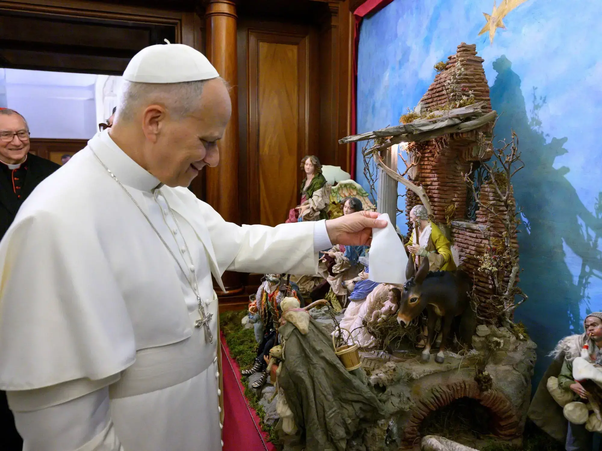 El Papa León XIV durante una muestra sobre la Biblia en una biblioteca en Roma.