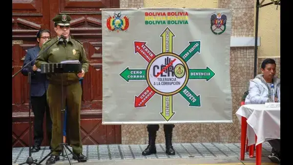 Director del penal, el teniente coronel Adhemir Santos Mengoa, en la presentación del programa.