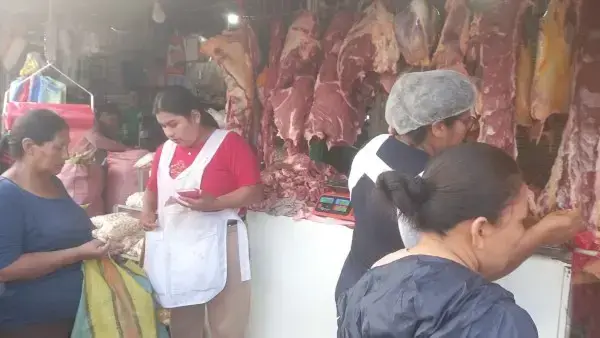 Varias familias acuden a los diferentes mercados del país.