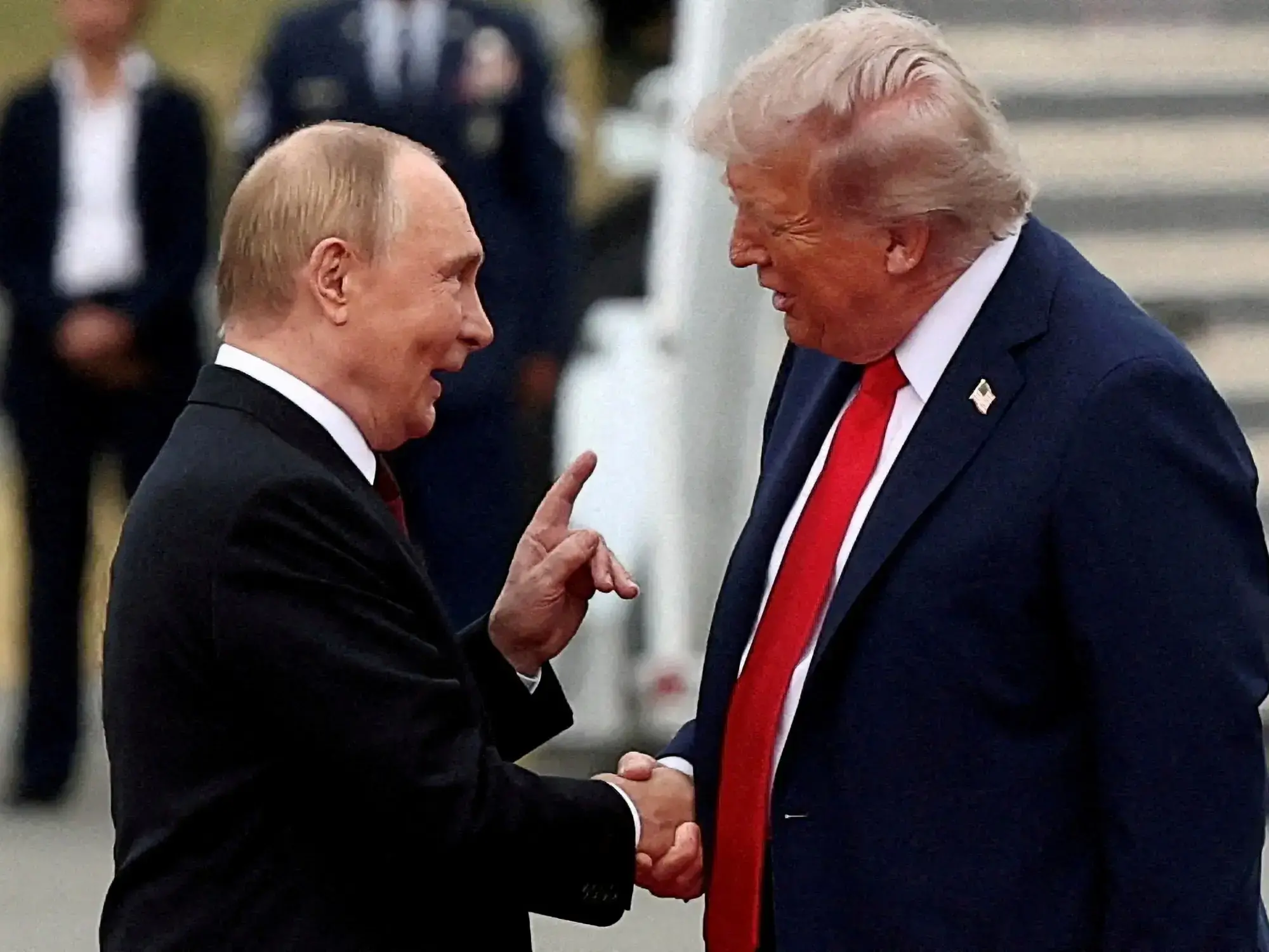 Saludo entre Donald Trump y Vladimir Putin en la cumbre de Alaska.