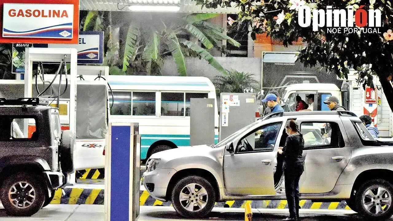 El transporte se abastece con diésel y gasolina en los surtidores.