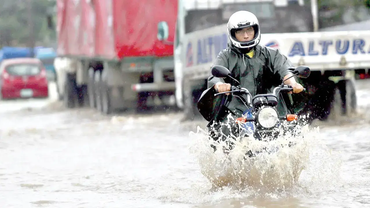 Un motociclista sortea el agua producto de las intensas lluvias en la capital cruceña.