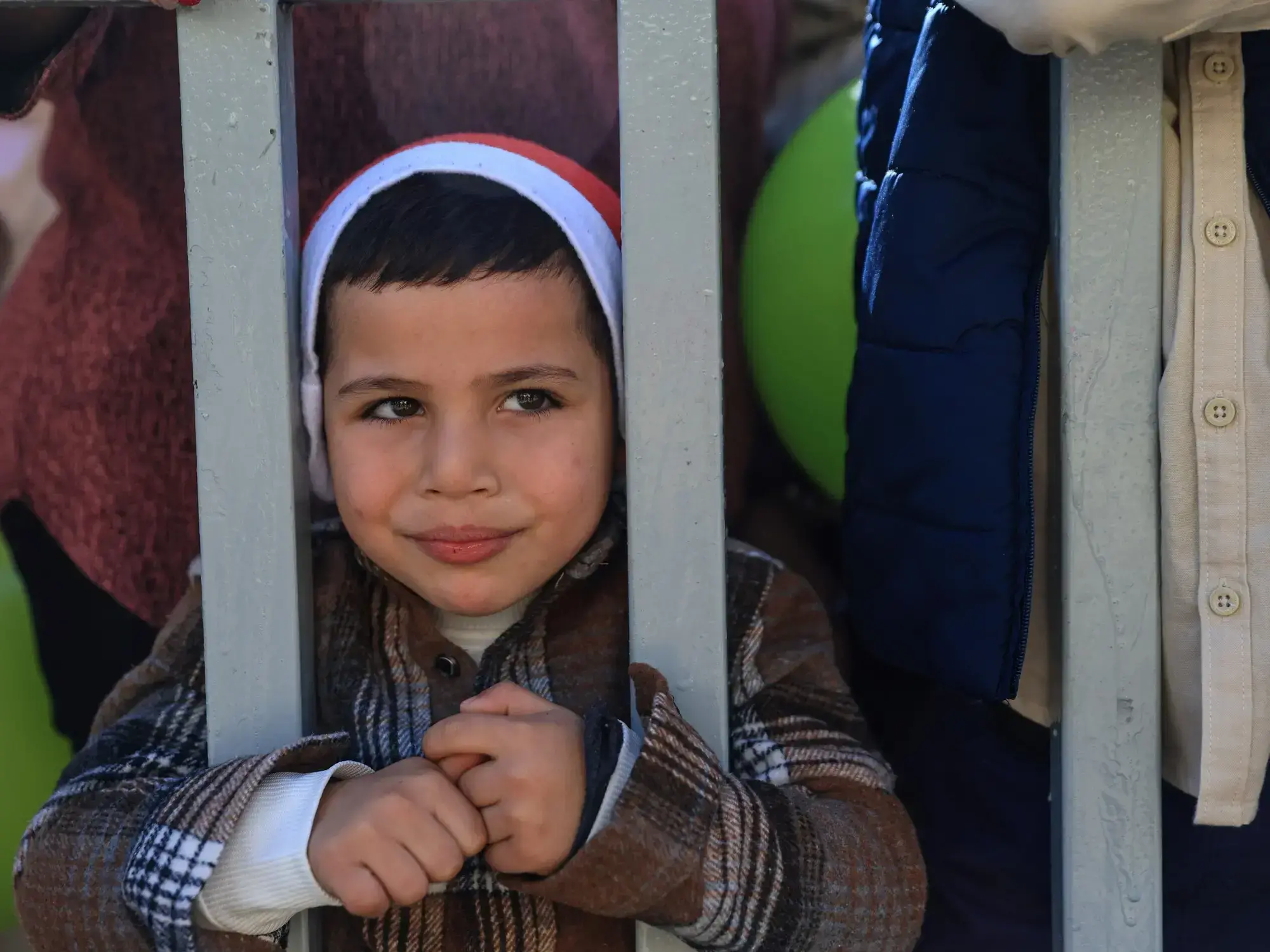 Un niño asiste al tradicional desfile de Navidad por las calles de Belén, Cisjordania.