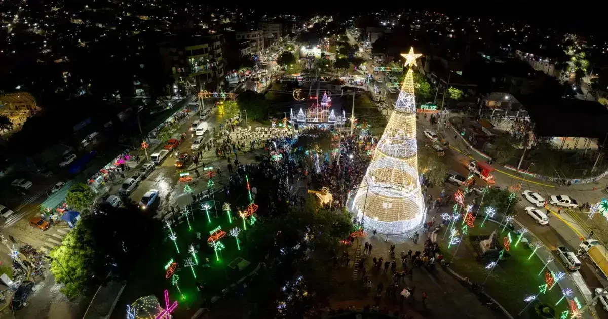 Luces navideñas iluminan la ciudad de Cochabamba.