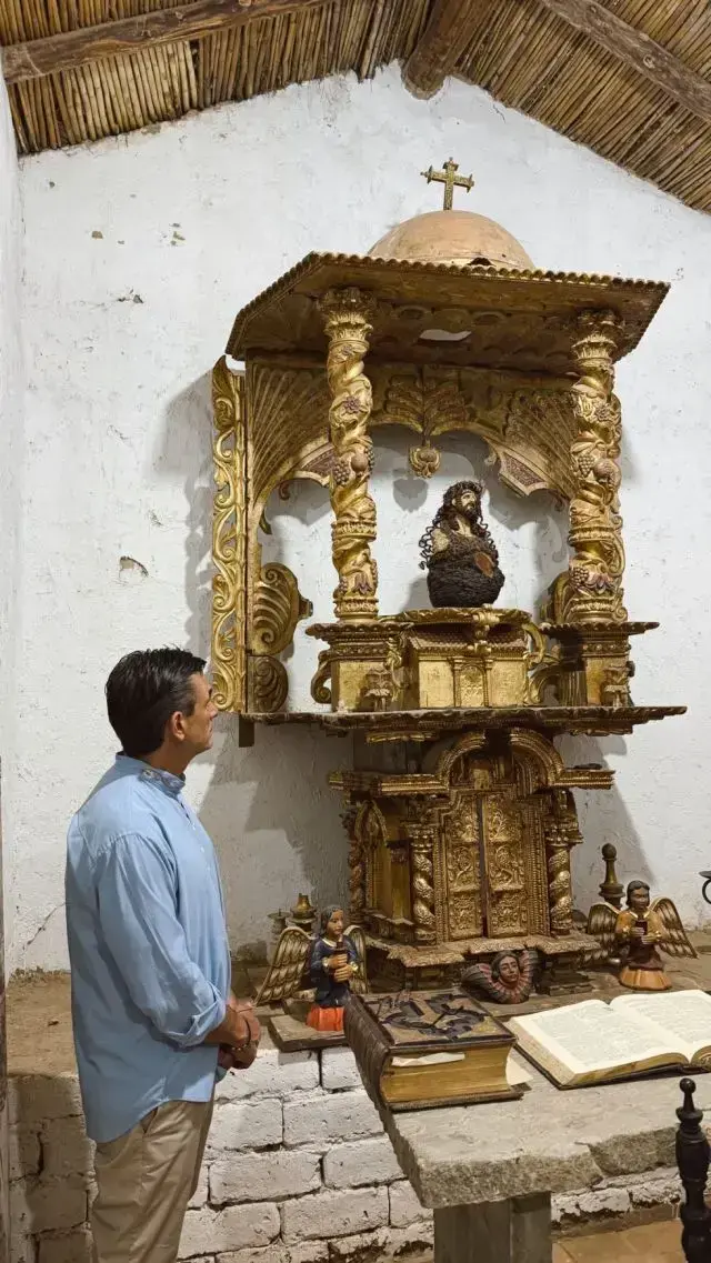 El presidente Rodrigo Paz, en una capilla.