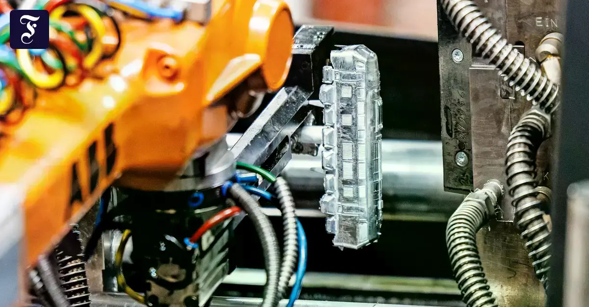 Una prensa de 300 bar fabrica el chasis de una locomotora.