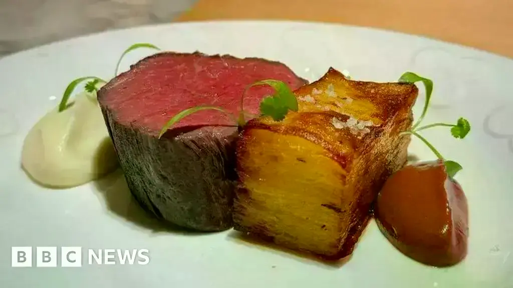 Tommy Cole trabaja con nutricionistas de clubes de fútbol para preparar las comidas de los jugadores.