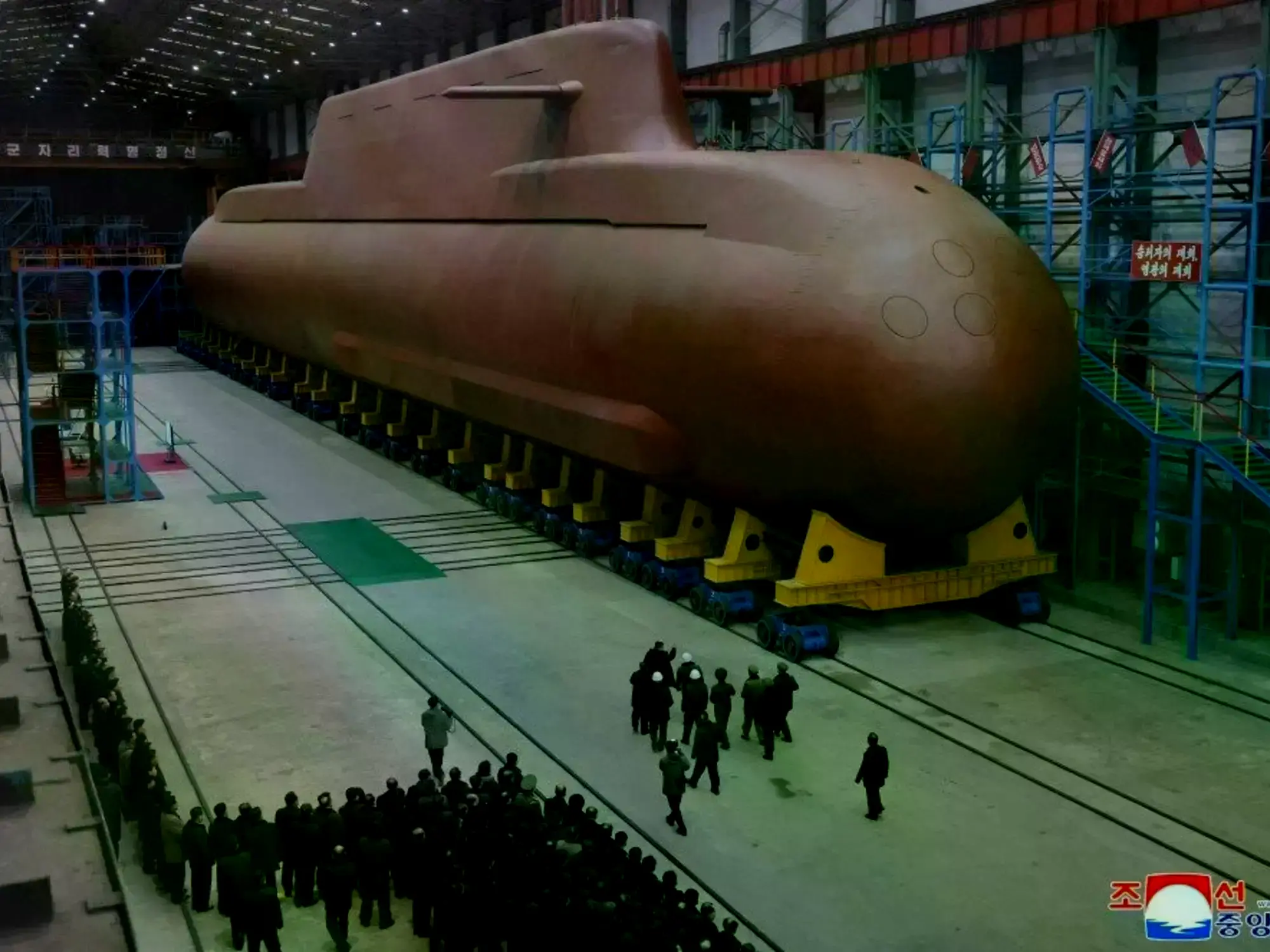 Kim Jong-un durante la inspección del submarino nuclear en construcción.