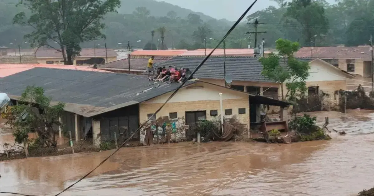 Familias damnificadas en El Torno tuvieron que subir a los techos.