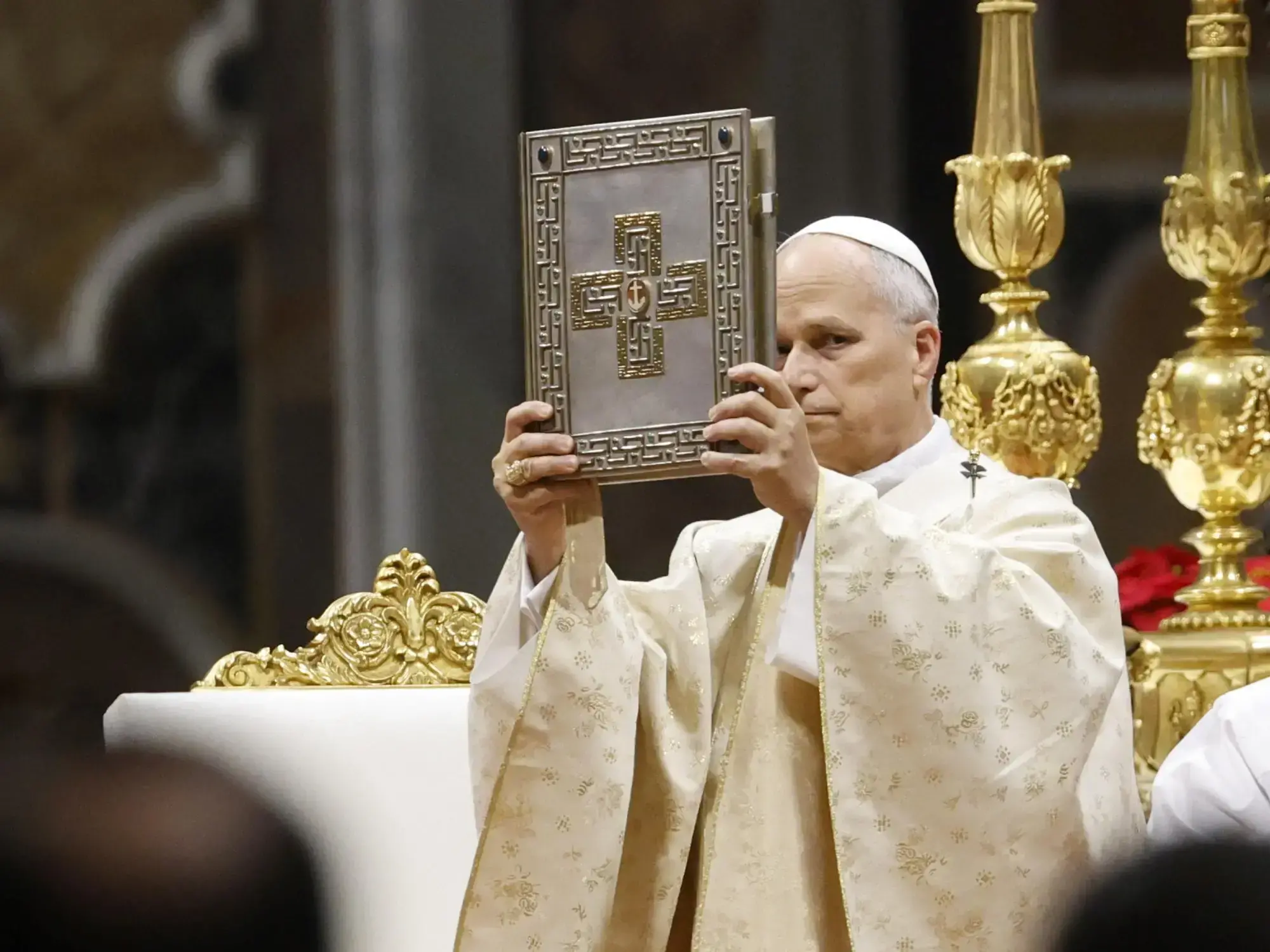 El Papa León XIV celebra la Santa Misa de Navidad en la basílica de San Pedro del Vaticano.