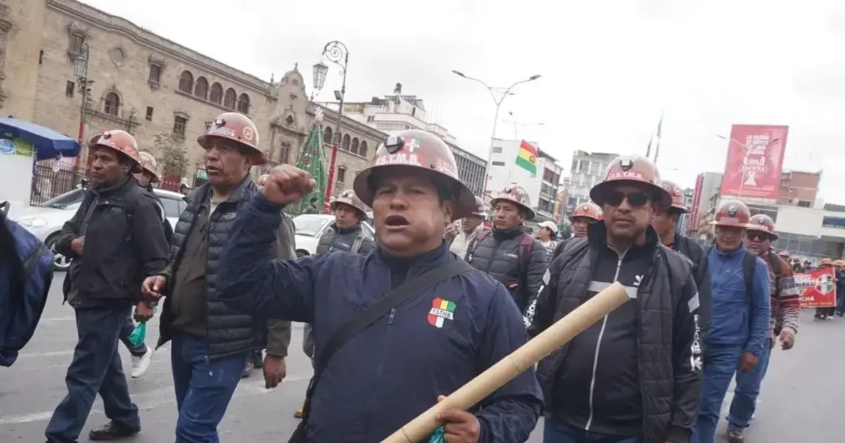 Mineros marchan por las calles de La Paz durante la cuarta jornada de protestas.