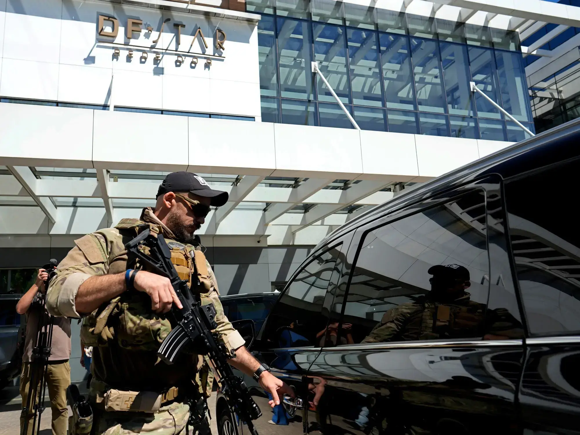 La Policía Federal espera en un hospital durante la llegada del ex presidente Jair Bolsonaro.