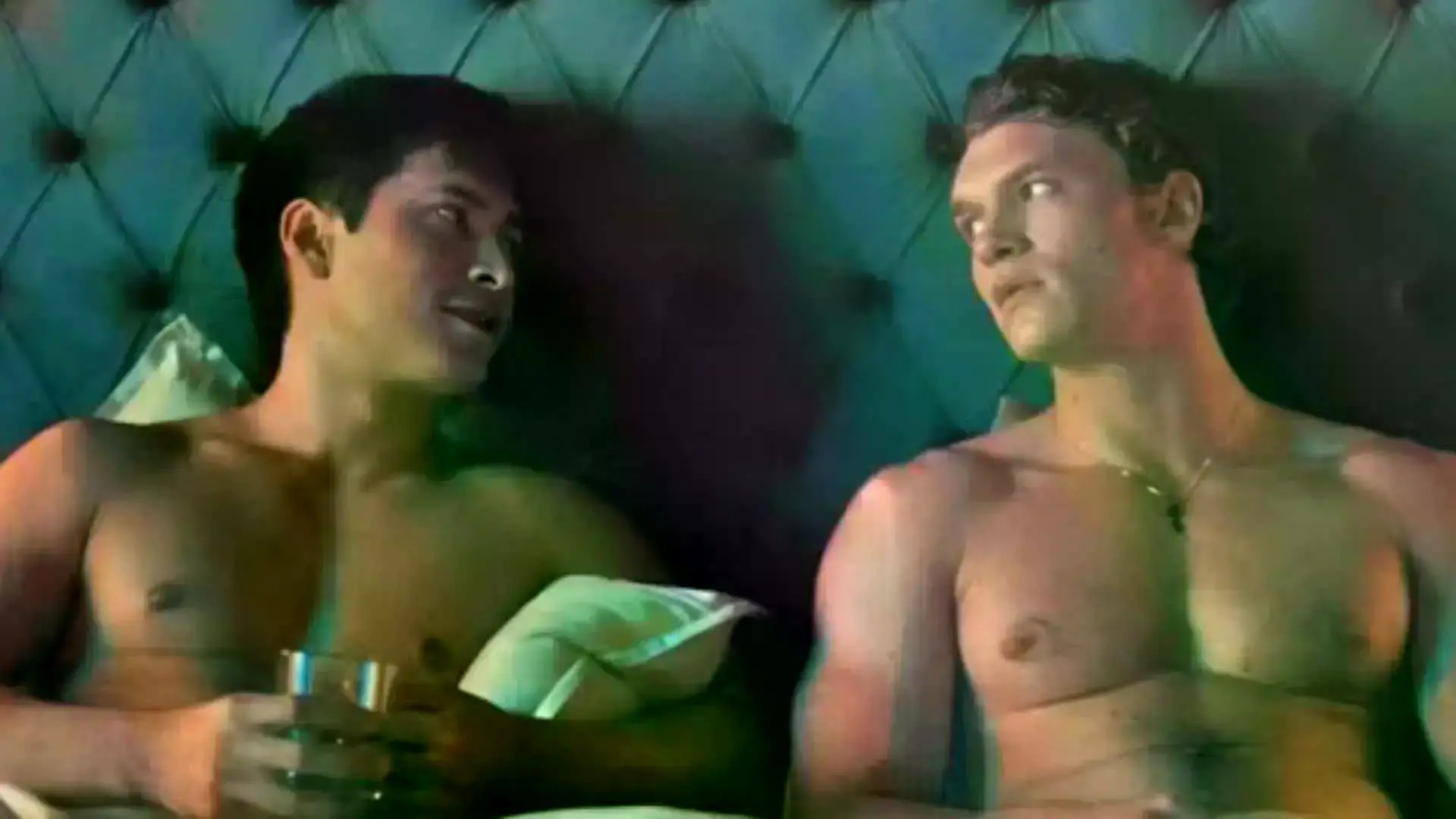 Connor Storrie y Hudson Williams en una escena de "Heated Rivalry".