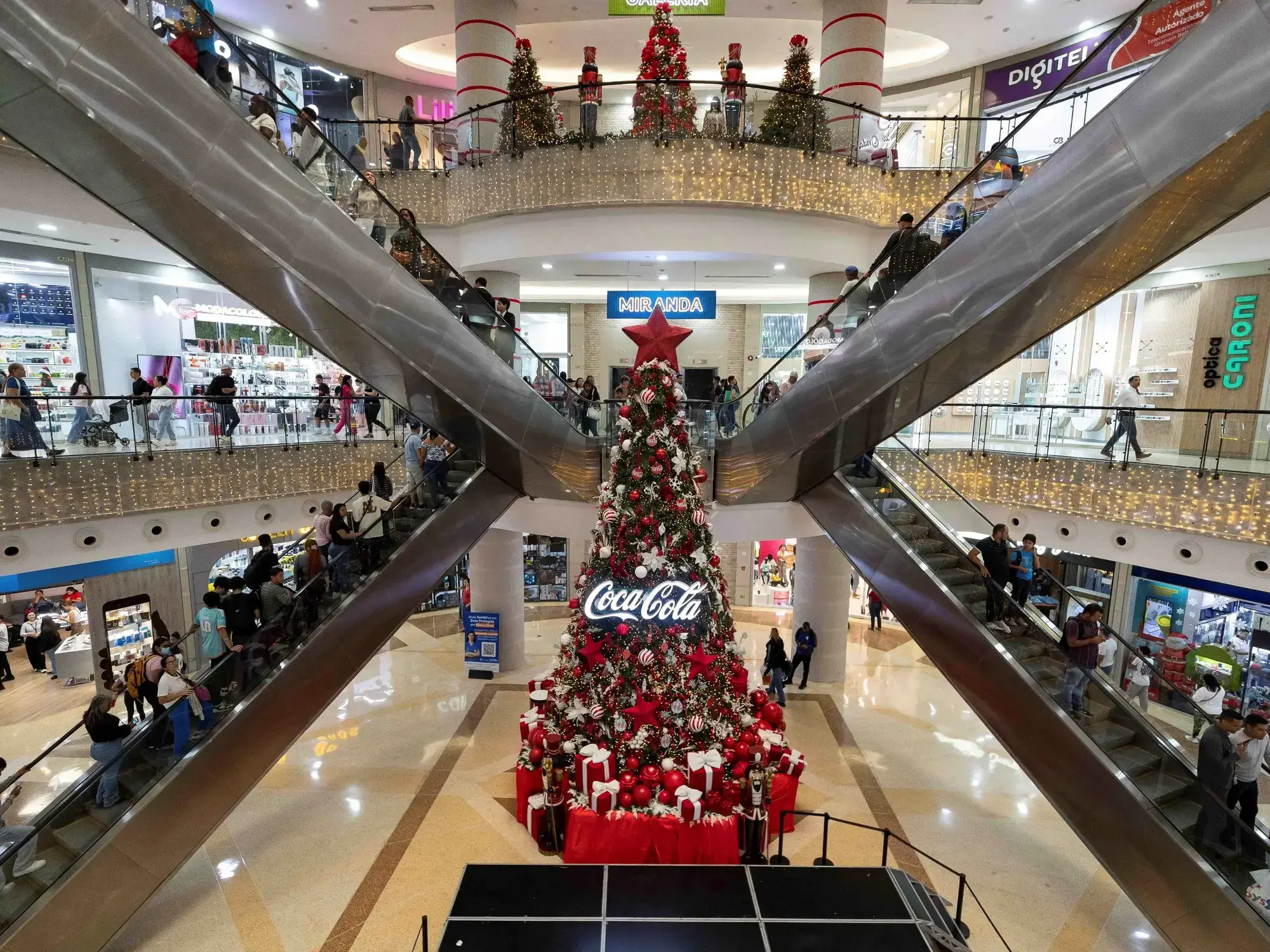 Gente de paseo en el Centro Comercial Sambil de la Candelaria, en Caracas.