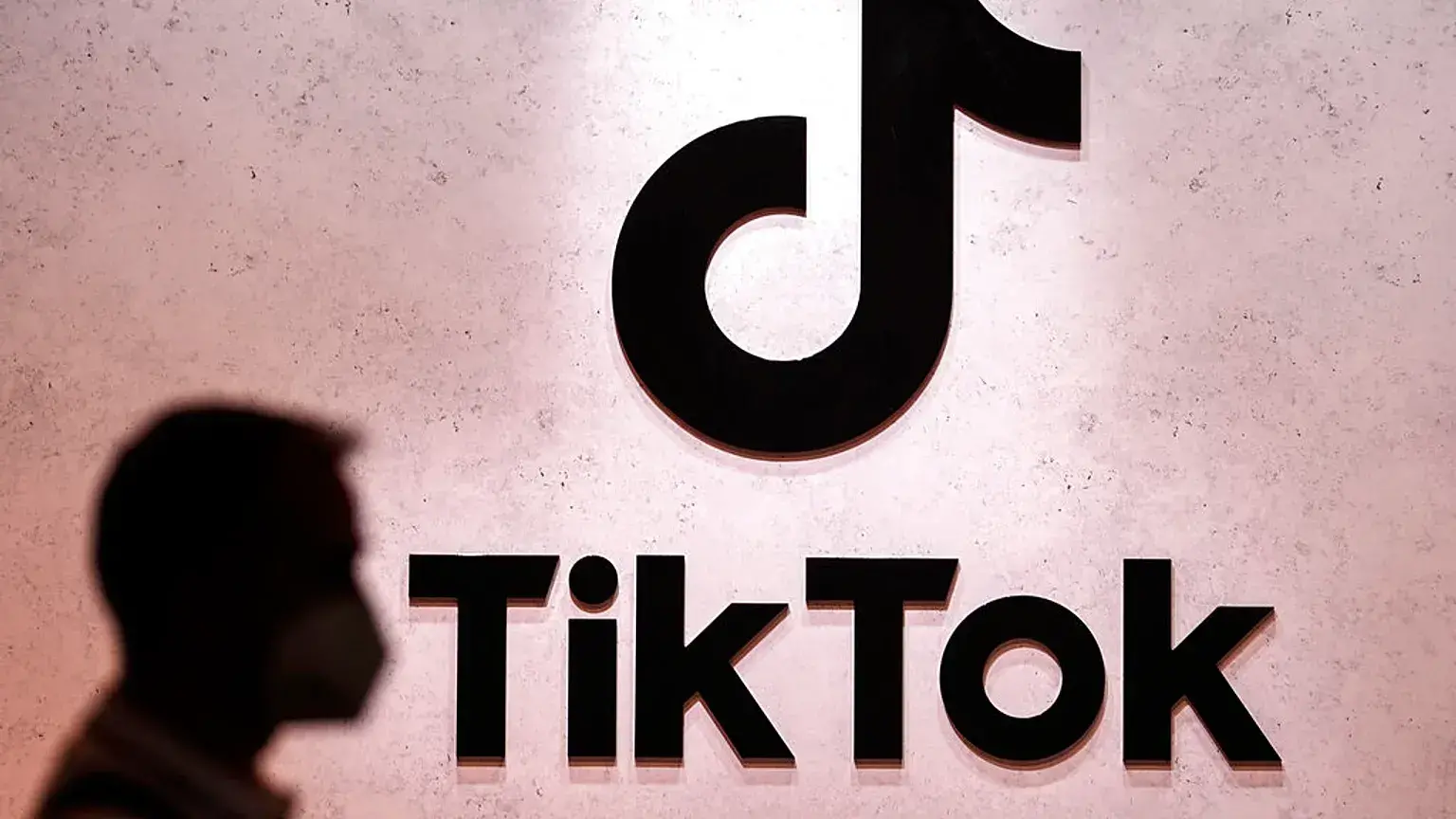 Un visitante pasa por delante de los stands de TikTok en la feria de videojuegos Gamescom en Colonia, Alemania.