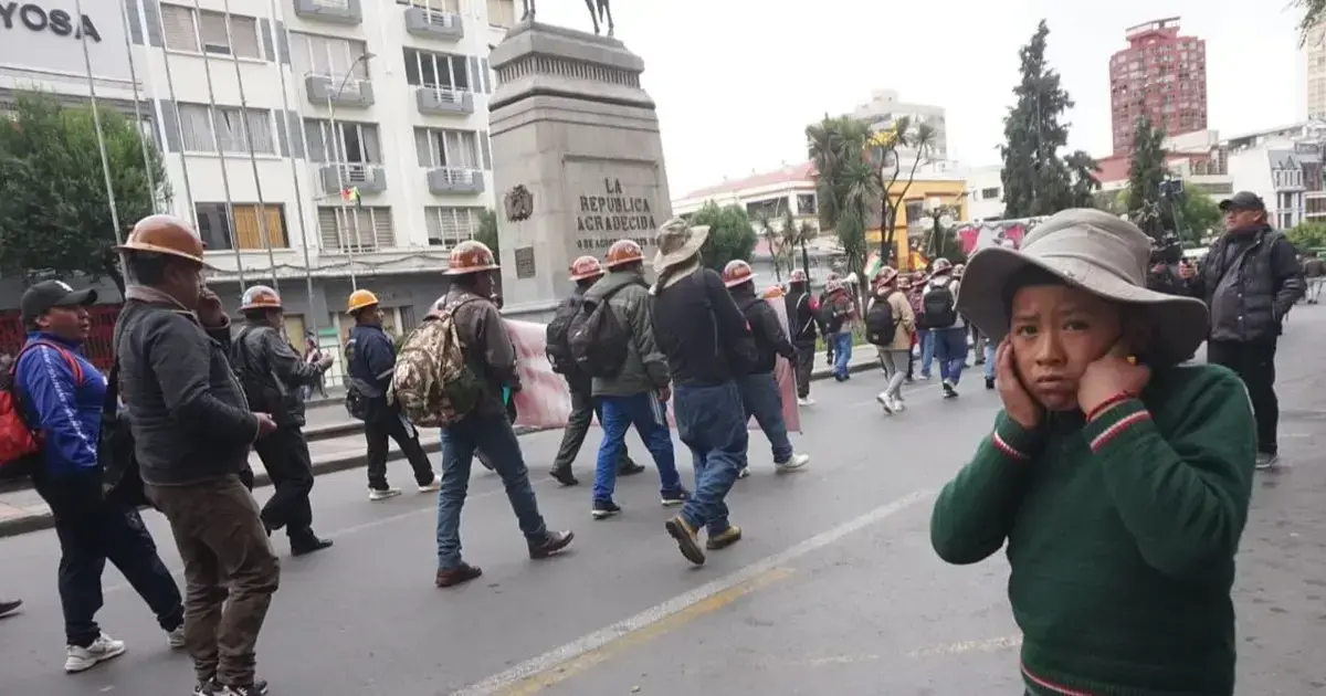 Marchistas de la COB en el Prado paceño mantienen bloqueado el carril de bajada.