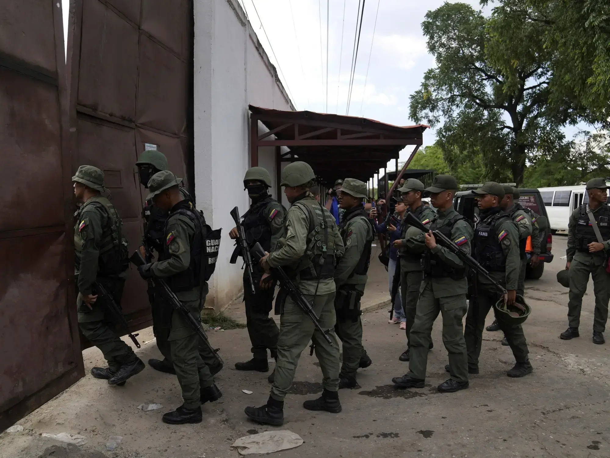 Soldados en el Centro Penitenciario de Tocorón, en Tocorón, Venezuela.