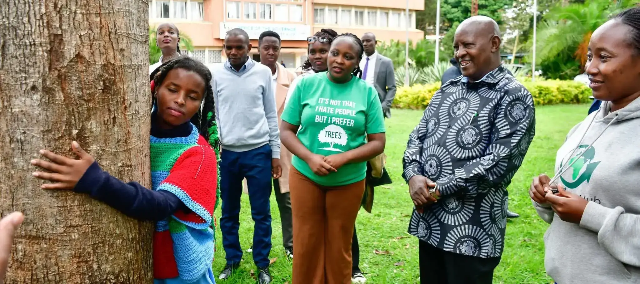 Truphena Muthoni durante su desafío de 72 horas abrazando un árbol en el condado de Nyeri.