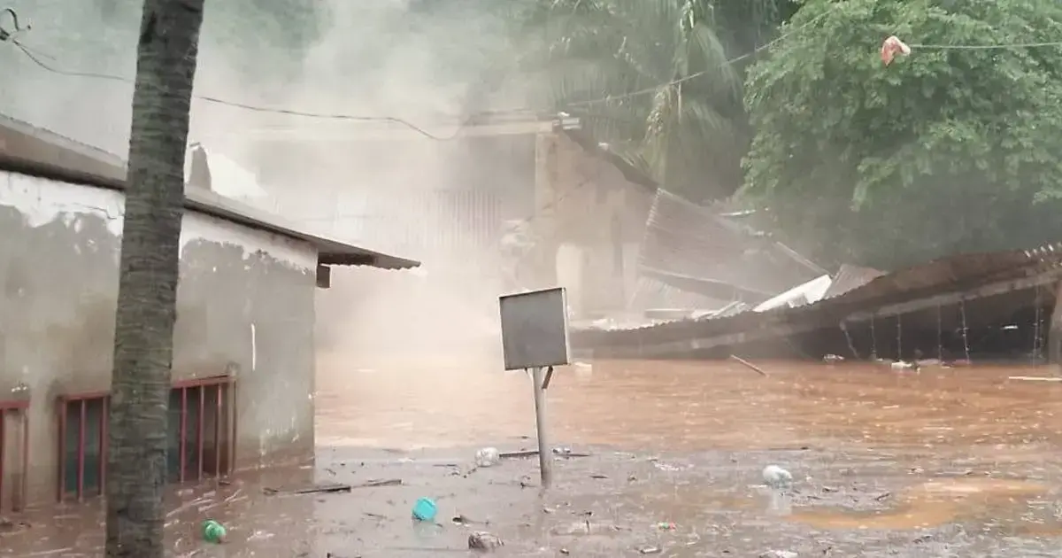 Viviendas afectadas por la inundación en la comunidad La Rinconada, por la crecida del río Tipuani.