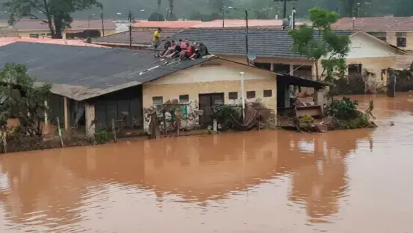La gente buscó lugares altos para cobijarse durante la inundación.