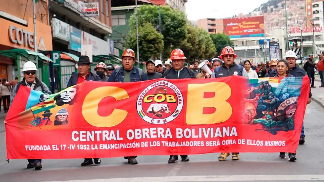 Dirigentes de la Central Obrera Boliviana encabezan una marcha de protesta este jueves en La Paz.