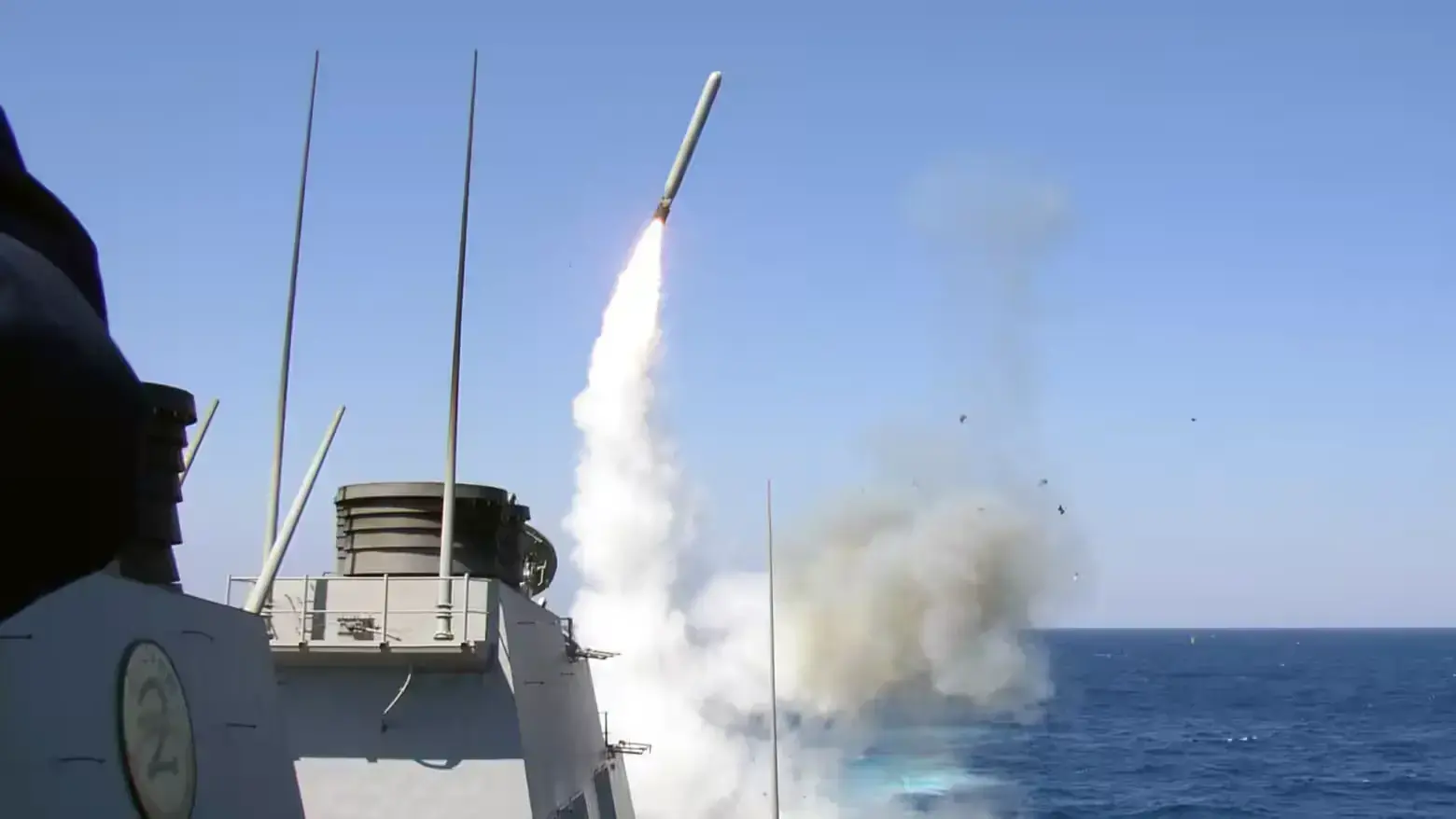 Misil Tomahawk siendo lanzado desde un buque naval.