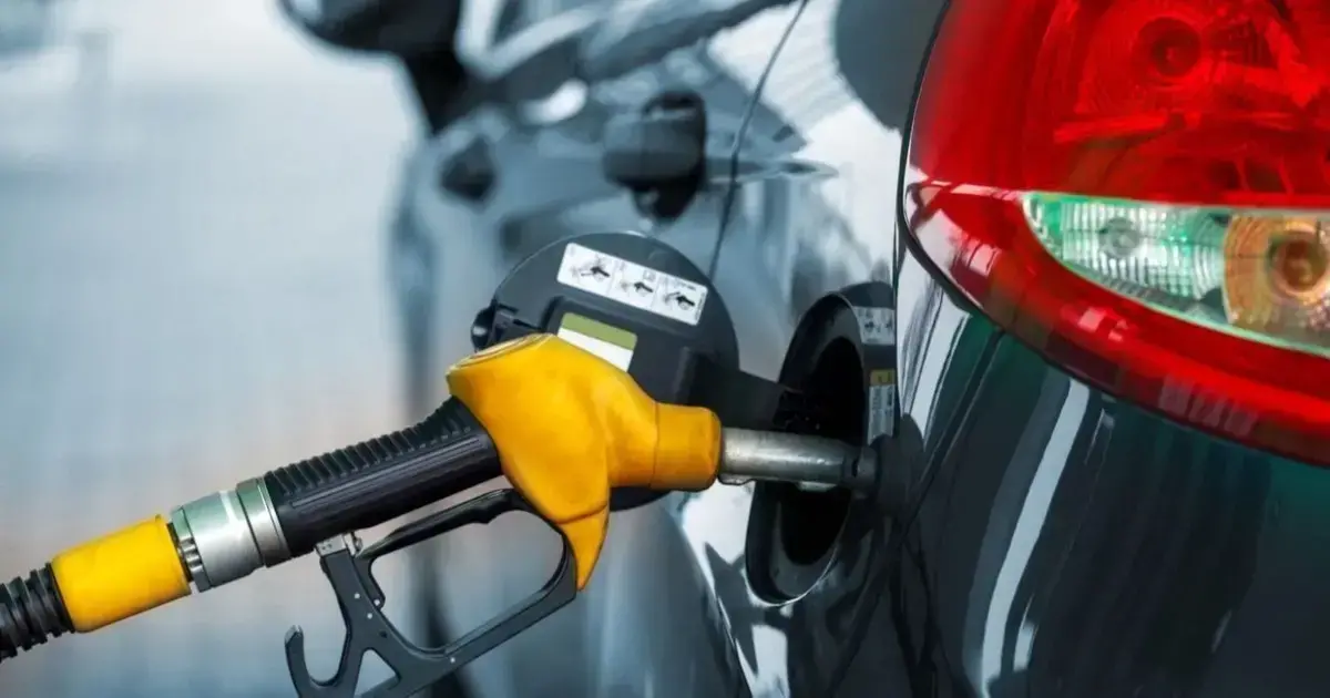 Vehículo cargando combustible