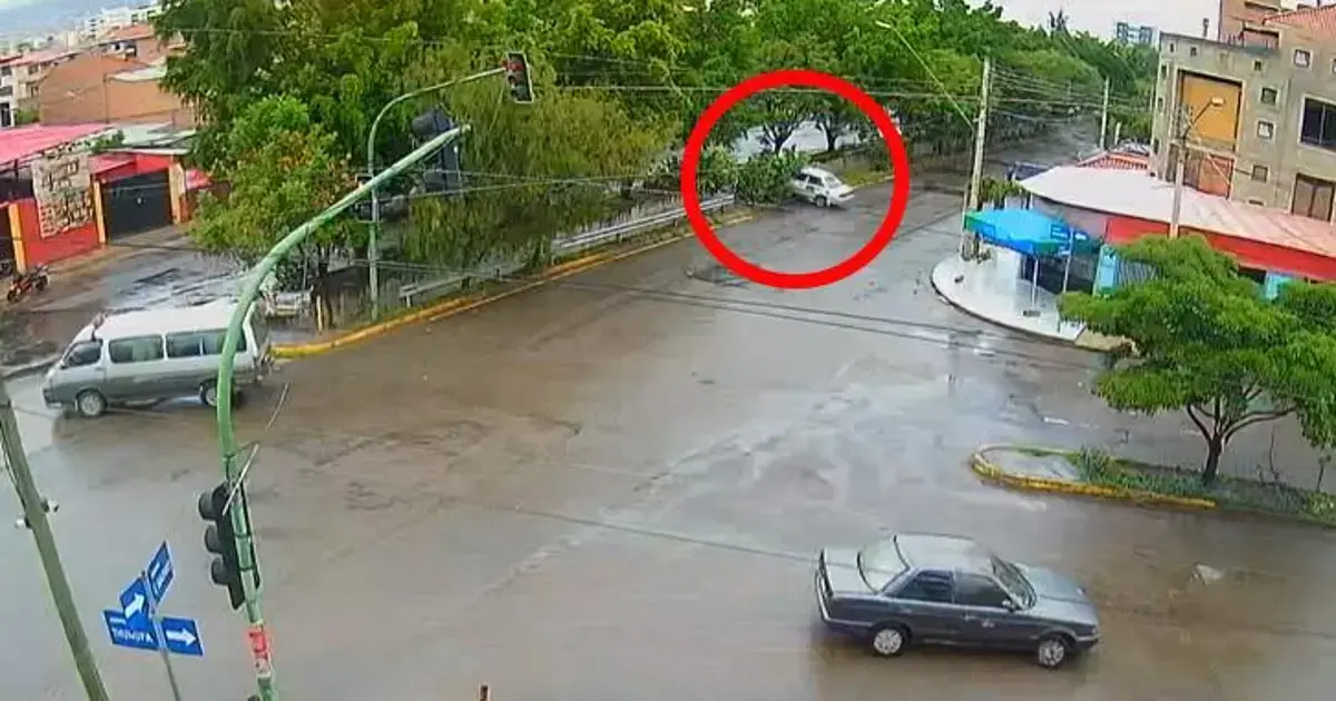 Momento en el que el vehículo pierde el control y cae al canal