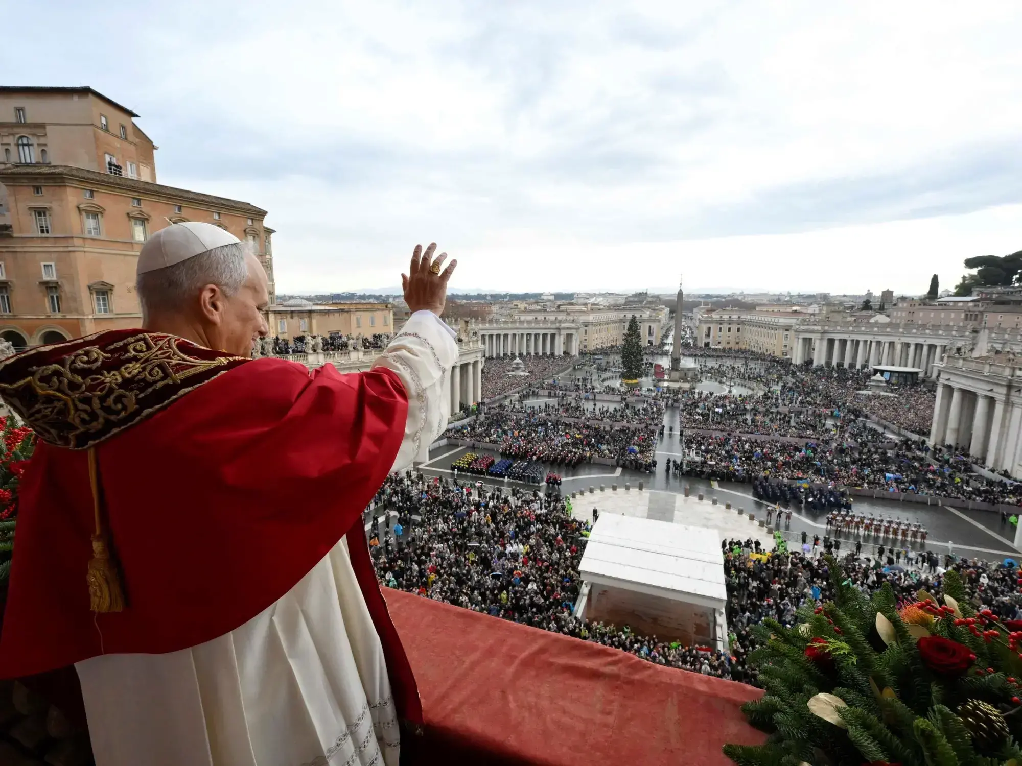 El Papa León XIV pronuncia el Angelus en la Plaza San Pedro.