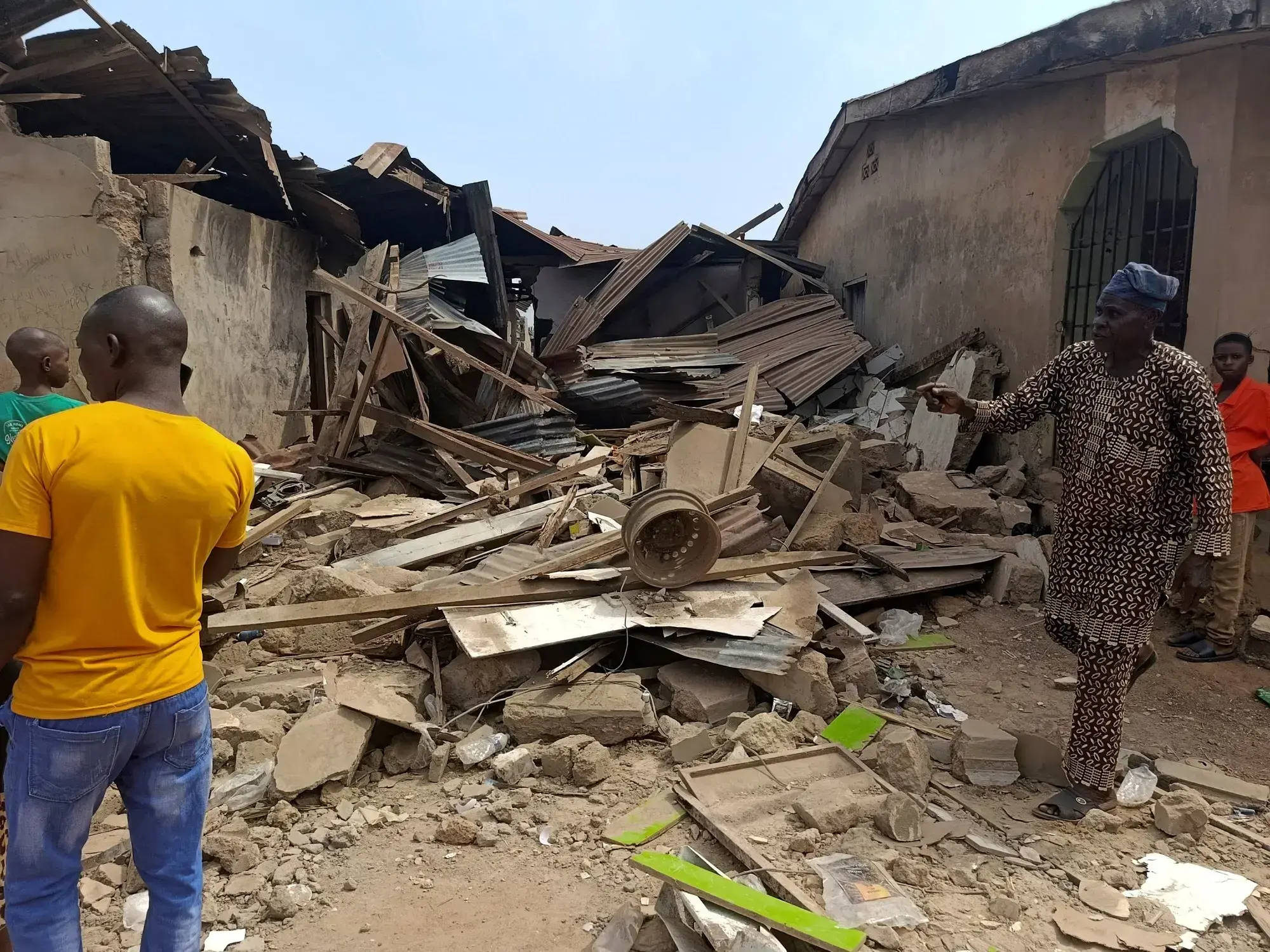 Destrucción y escombros en varias casas del estado de Kwara, Nigeria, tras el ataque aéreo.