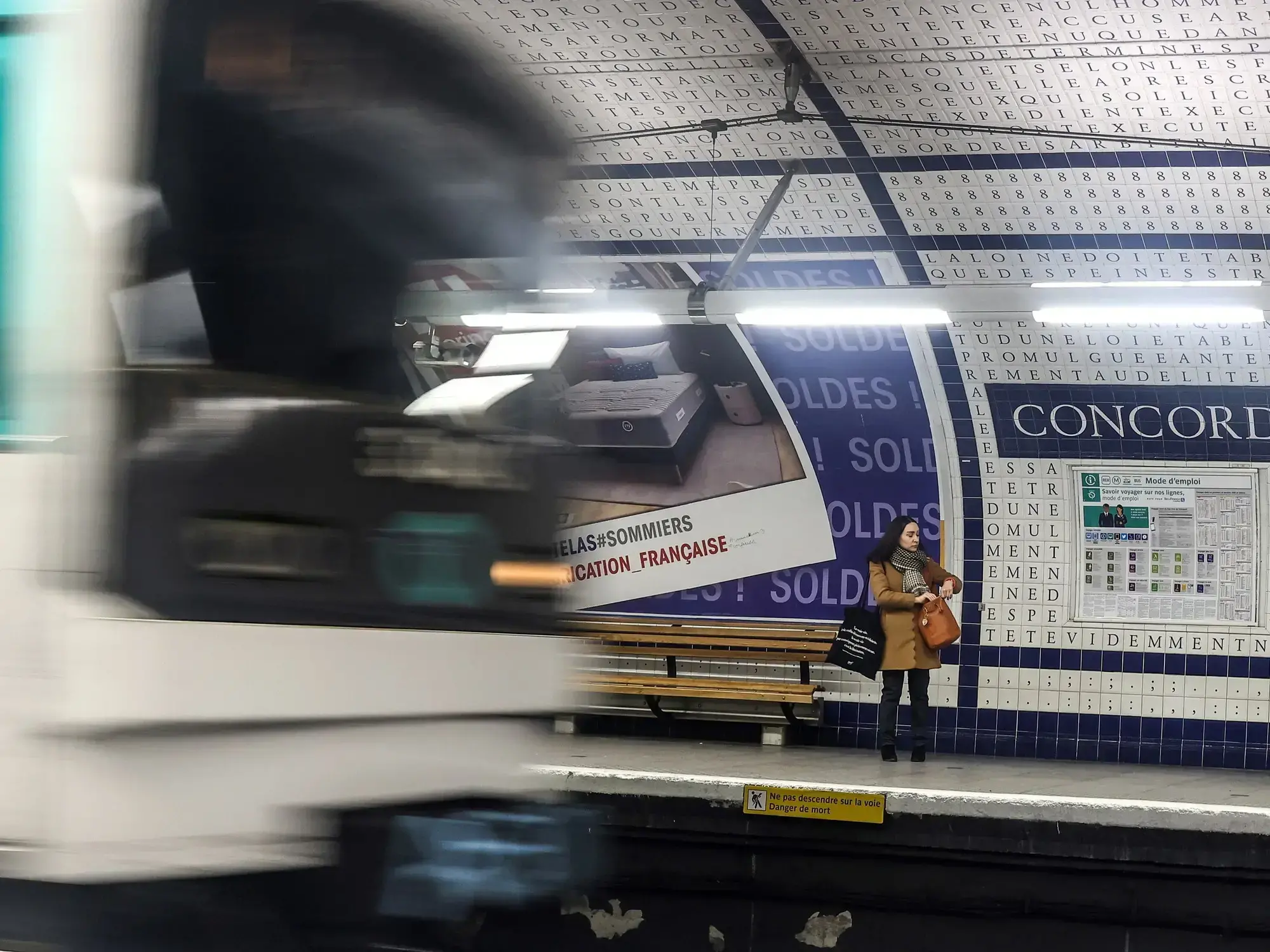 Vista de París, la Torre Eiffel junto al río Sena.