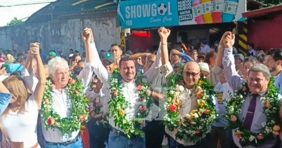 Julio César Tórrez Tapia y Julio César Alfaro llegaron al TED de Santa Cruz para registrar su postulación.