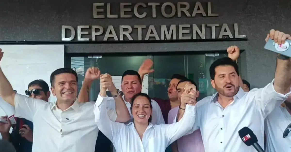 Gary Añez, la ex presidenta de la brigada parlamentaria Laura Rojas y Guido Nayar, durante el acto en el TED.
