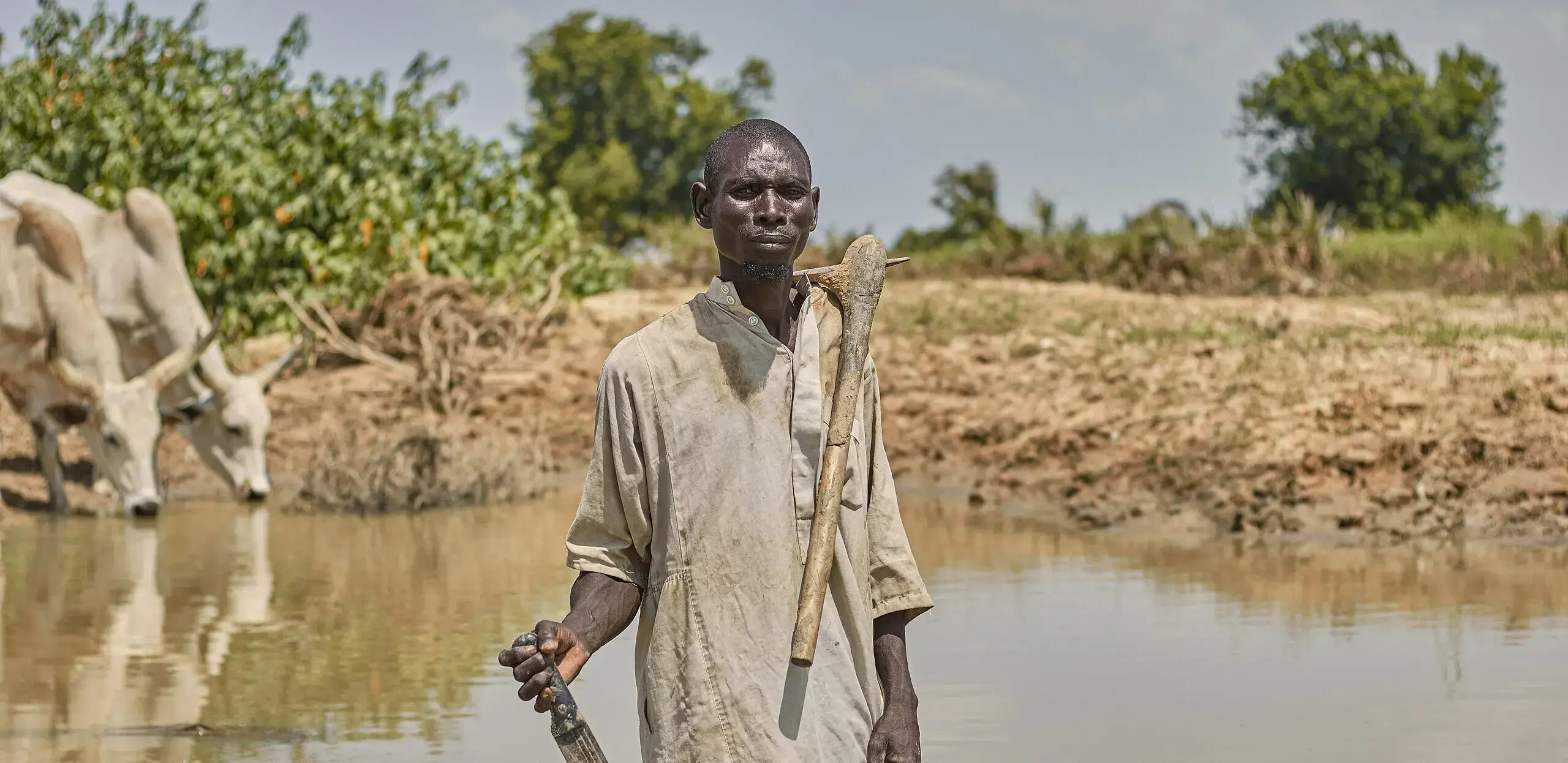 Agricultor en el estado de Bauchi, Nigeria, con su granja inundada en octubre de 2022.