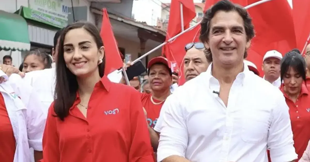 Luisa Nayar y Manuel Saavedra en el Tribunal Electoral Departamental de Santa Cruz.