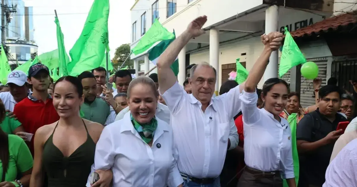 Flores, Sosa, Ritter y Cava, a su llegada al TED de Santa Cruz.