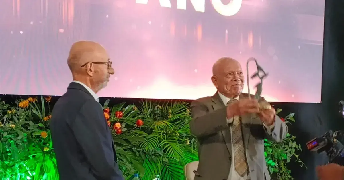 Juan Carlos Rivero entrega el Patujú de Bronce a Óscar Hassenteufel
