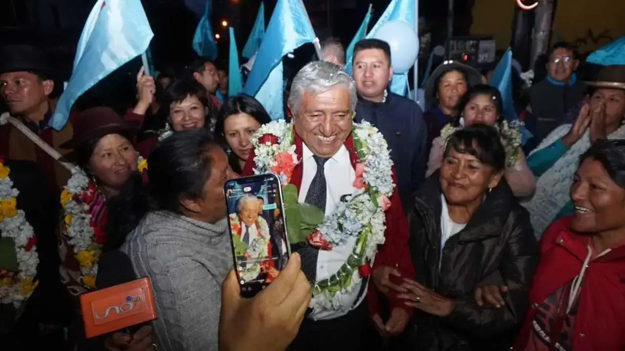 El alcalde Iván Arias llega al TED para inscribir su candidatura.