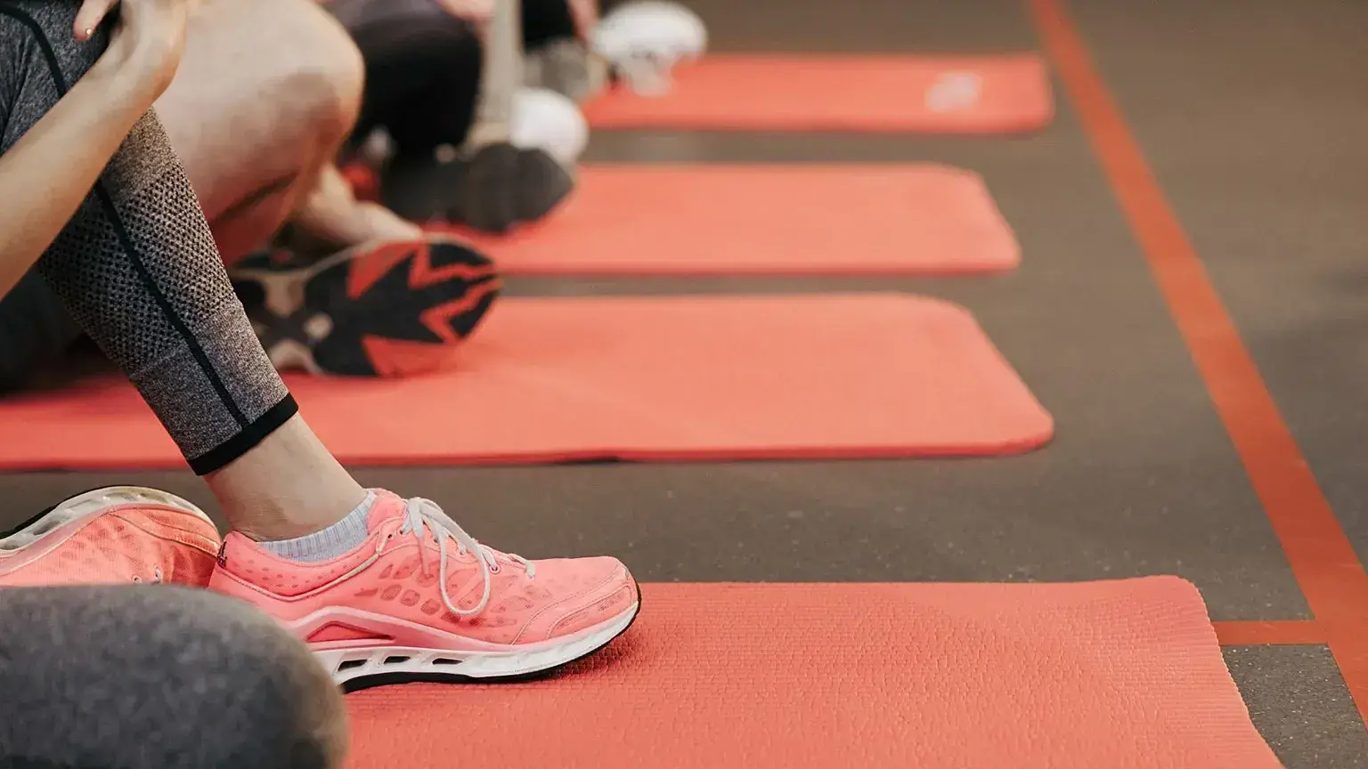 Varias personas en una clase de gimnasia.