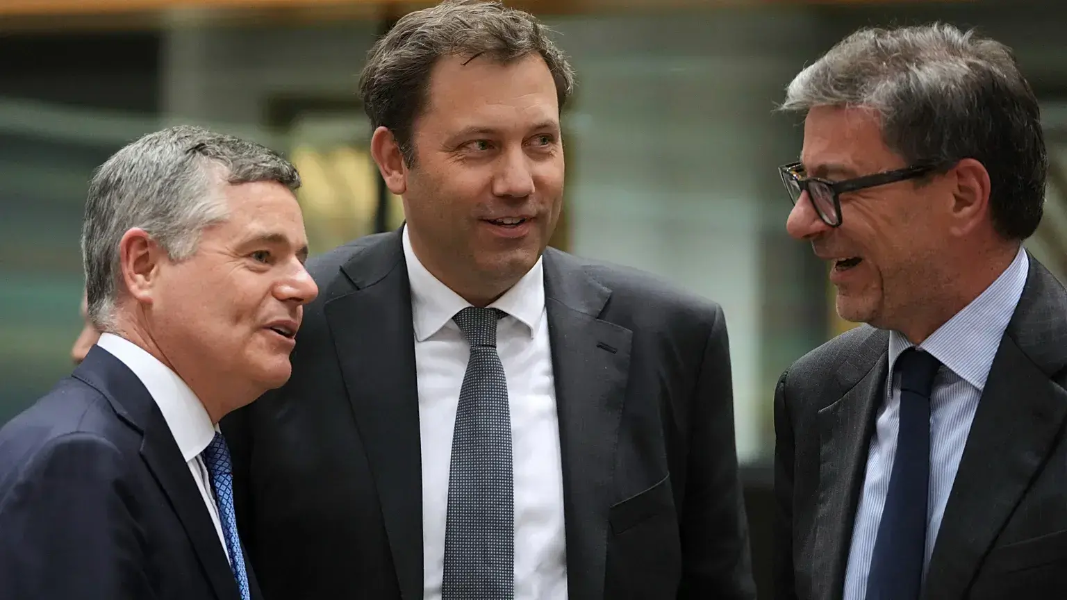 El ministro alemán habla con Paschal Donohoe y el ministro italiano en Bruselas.