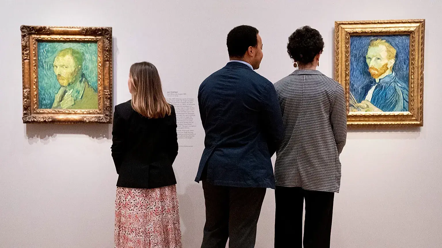Visitantes observan obras de Vincent van Gogh en The Courtauld Gallery de Londres.