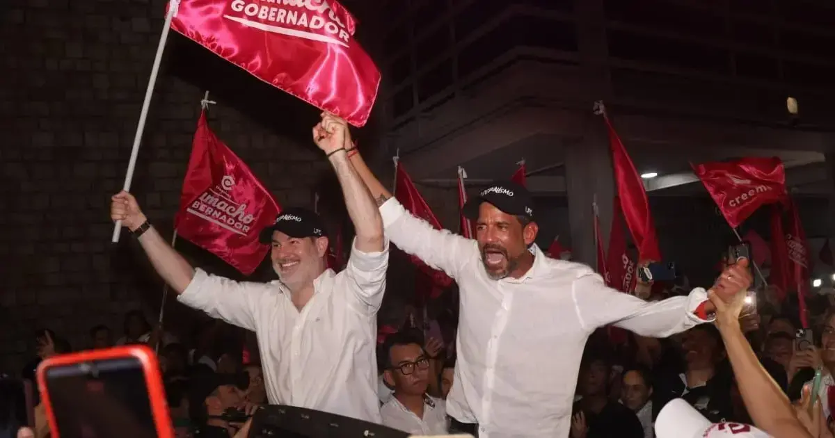 Luis Fernando Camacho durante el registro de su candidatura, acompañado por su familia.