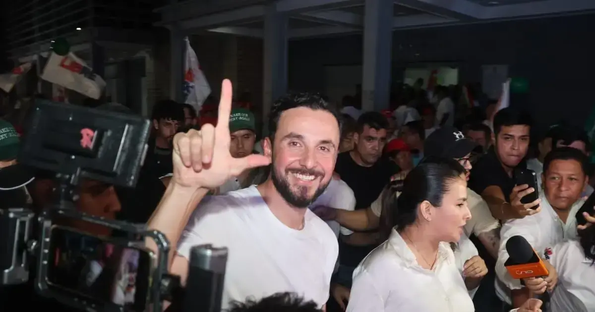 El candidato de Libre, durante un contacto con los medios de prensa en las afueras del TED.