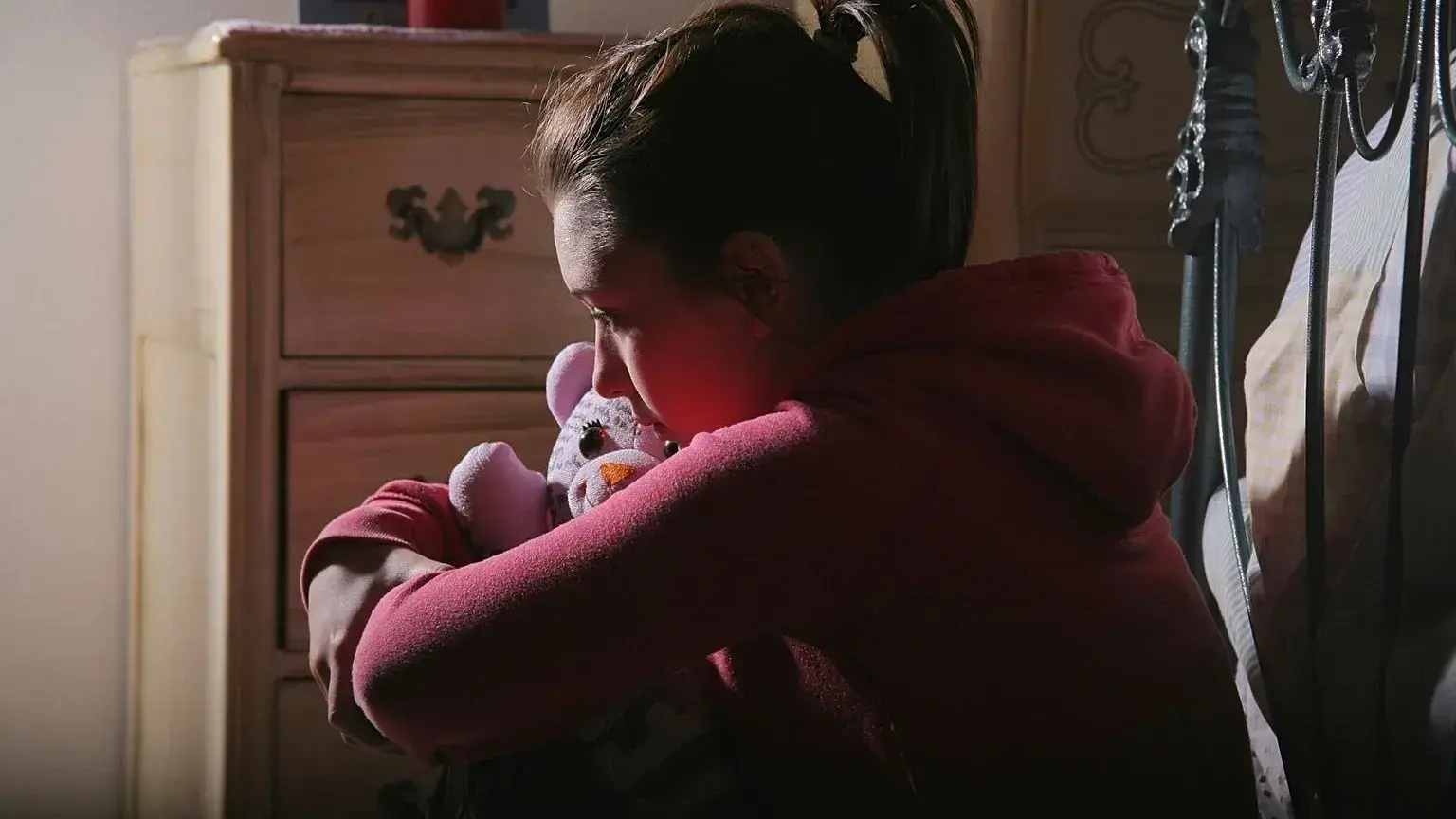 Una adolescente parece triste.