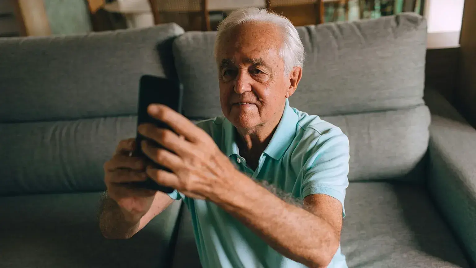 Un hombre mayor se toma un selfie.