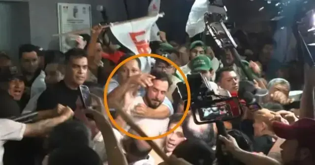 Momento de la agresión a Velasco.