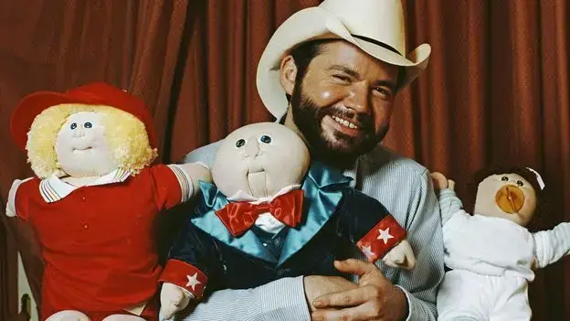 Xavier Roberts, creador de las Cabbage Patch Kids, posa con sus muñecas.